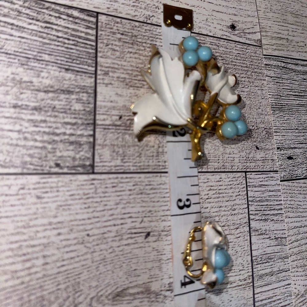 Signed Sarah Coventry Enamel gold tone w/ Light blue beads: brooch & Earrings - Picture 6 of 7